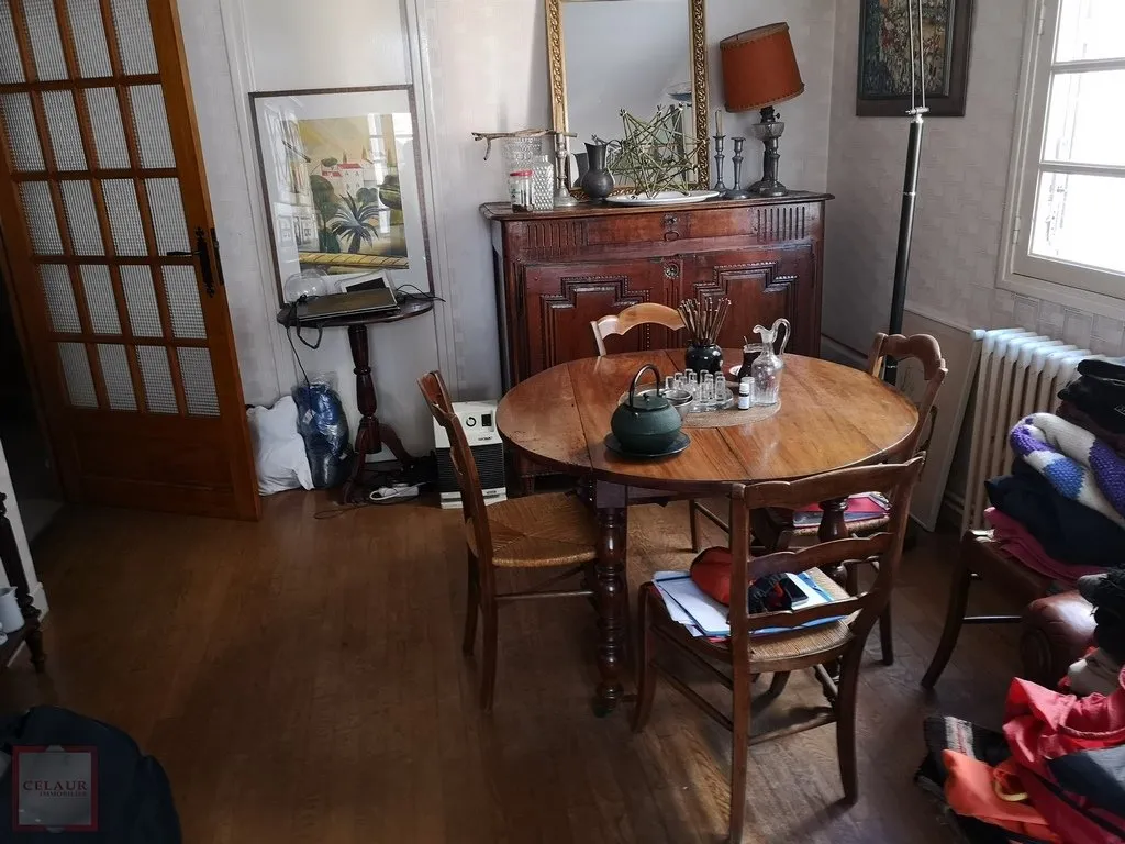 IMMEUBLE AVEC DEVANTURE COMMERCIALE ET LOGEMENT T5 -