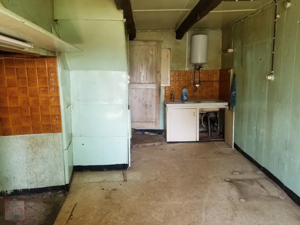 TERRAIN CONSTRUCTIBLE ET SA MAISON EN PIERRES A RENOVER