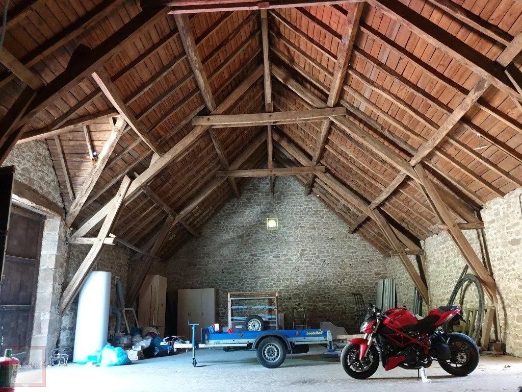 GRANGE AMENAGEE ET MAISON SUR UN TERRAIN DE 13392 M&sup2;