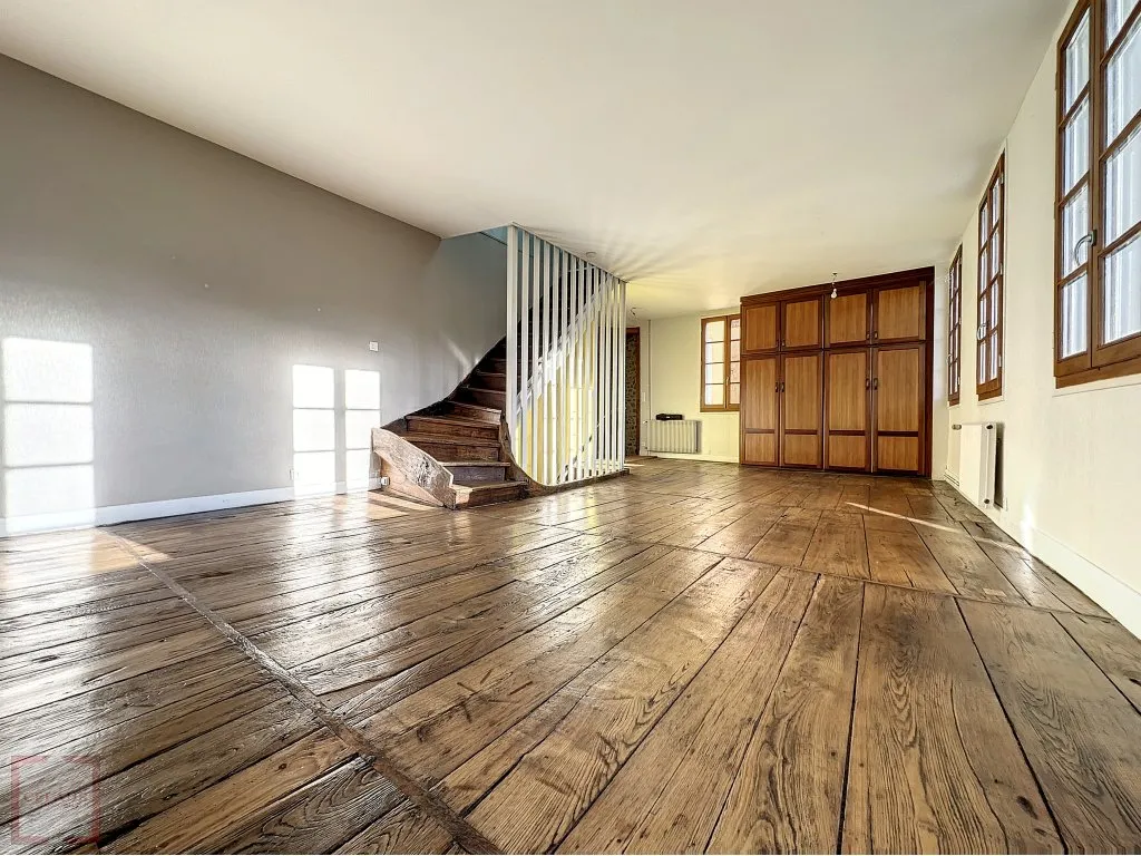 JOLIE MAISON ATYPIQUE RENOVEE AVEC JARDIN