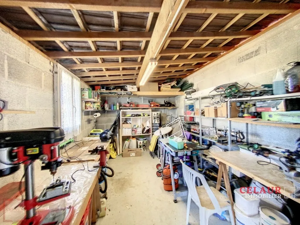 PLAIN PIED DE 2008 AVEC PISCINE ET DEPENDANCE SUR 1HA