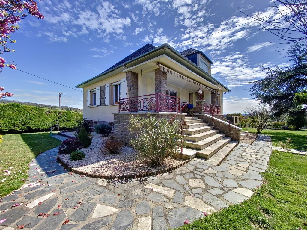 Maison cossue commerces &agrave; pied