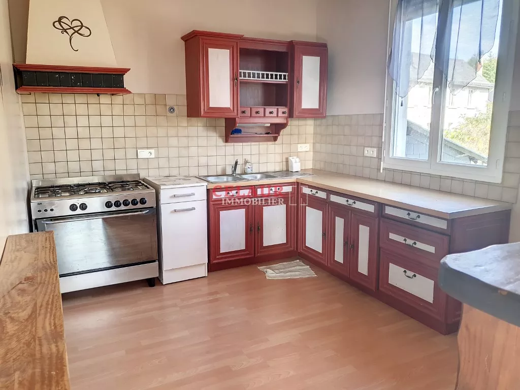 Grande maison avec entrep&ocirc;ts