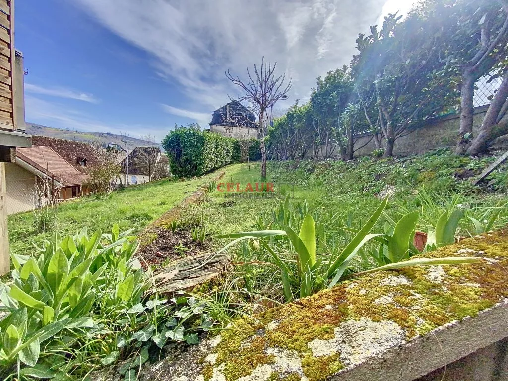 MAISON DE VILLE AVEC TERRASSE ET JARDIN