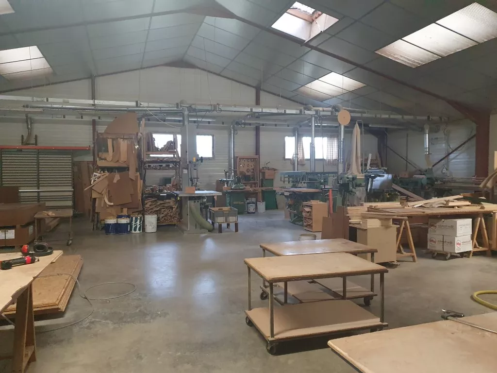 GRAND LOCAL PROFESSIONNEL