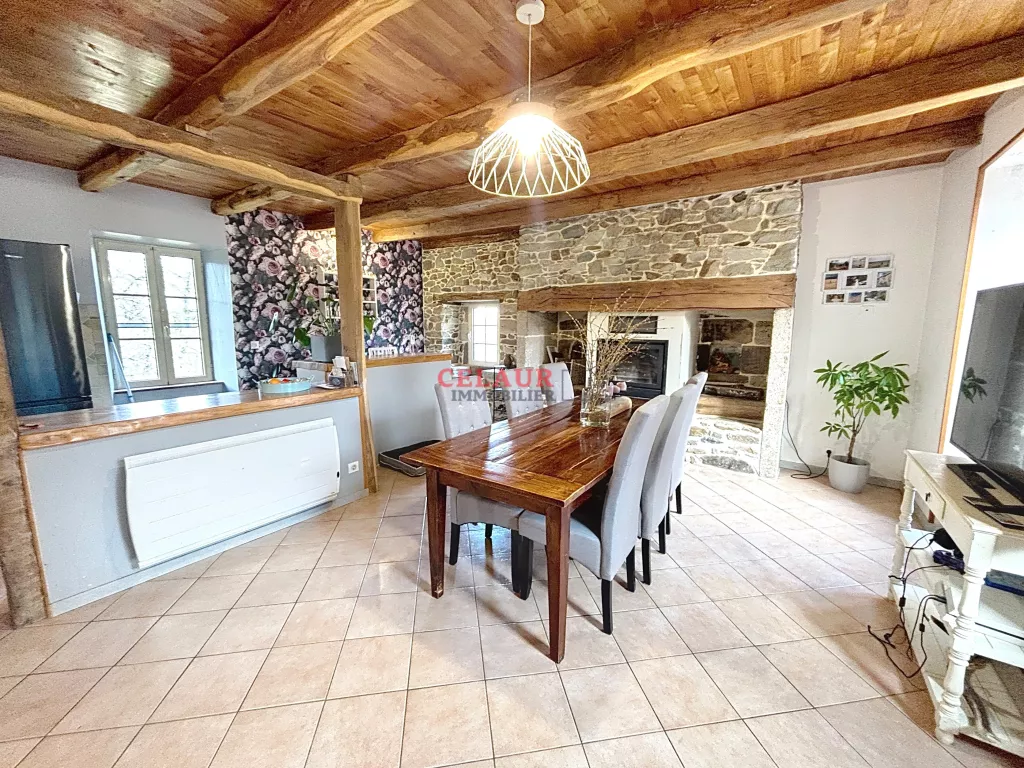 Maison de caract&egrave;re en pierre avec grange  et terrain