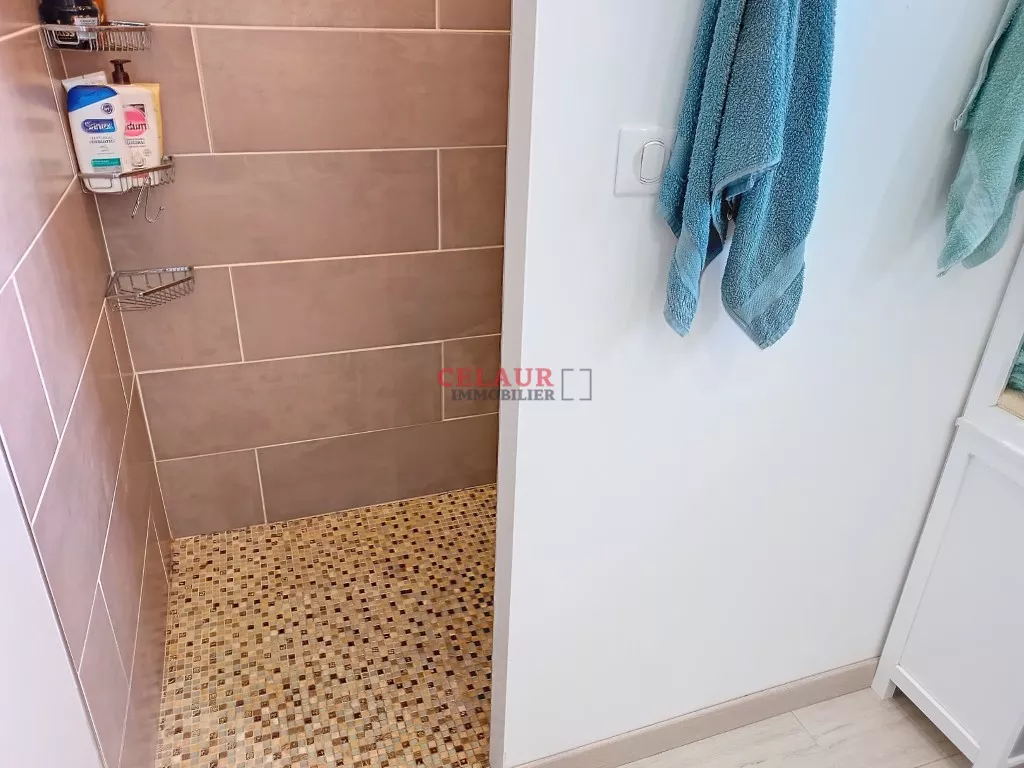 A DEUX PAS DES COMMERCES