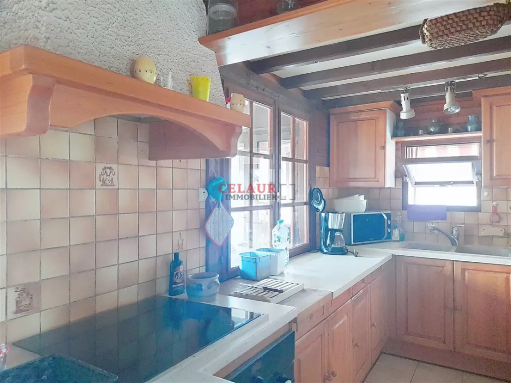 Propri&eacute;t&eacute; avec d&eacute;pendances, travers&eacute;e par une rivi&egrave;re