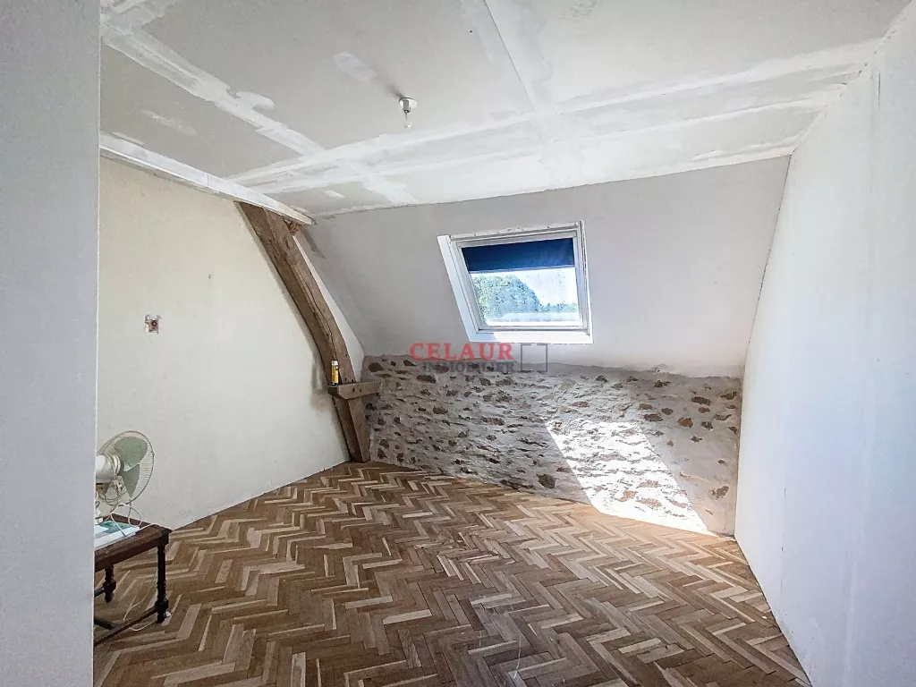 Long&egrave;re en pierres avec environ 8500m&sup2; de terrain