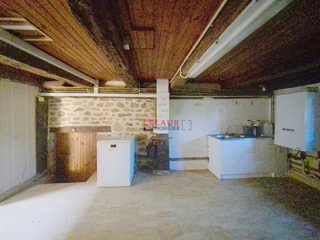 Long&egrave;re en pierres avec environ 8500m&sup2; de terrain