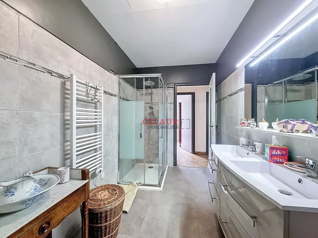 Villa en pierres s&egrave;ches avec vue panoramique .