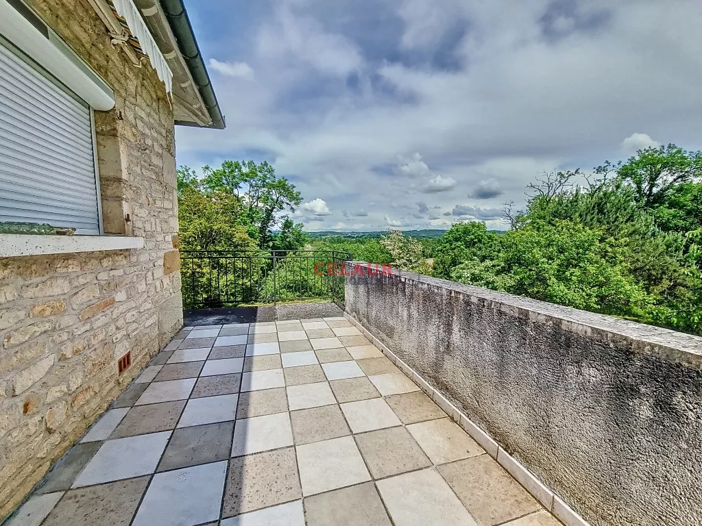 Villa en pierres s&egrave;ches avec vue panoramique .