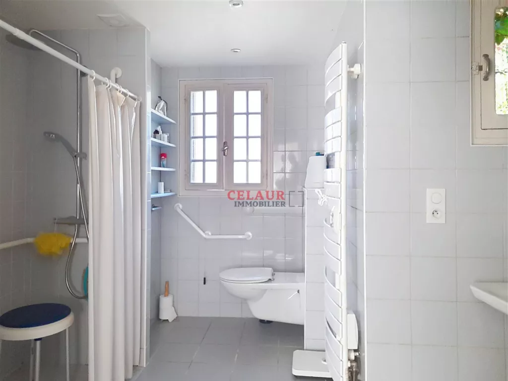 Maison familiale avec d&eacute;pendance et jardin arbor&eacute; et clos.