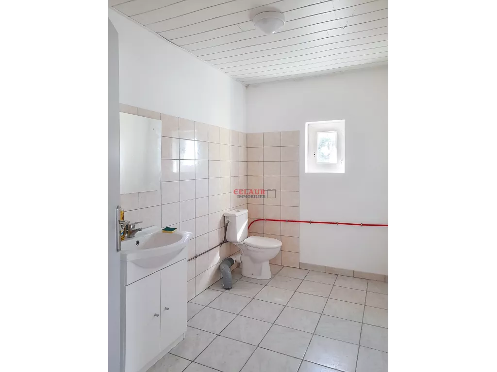 Visibilit&eacute; assur&eacute;e pour ce local professionnel !