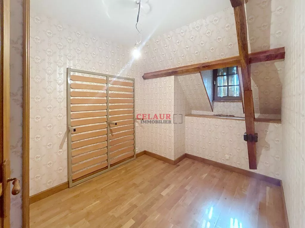 CORPS DE FERME AVEC GITE ET DEPENDANCES SUR 8 HA