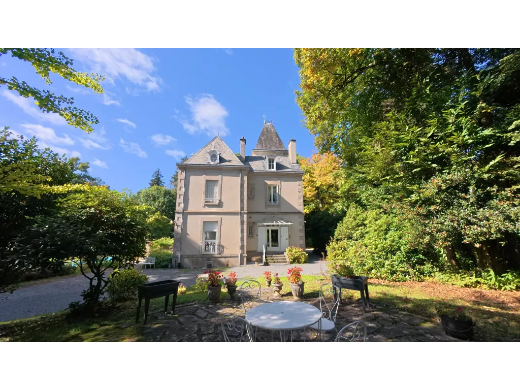 Maison de ma&icirc;tre sur plus de 5 hectares