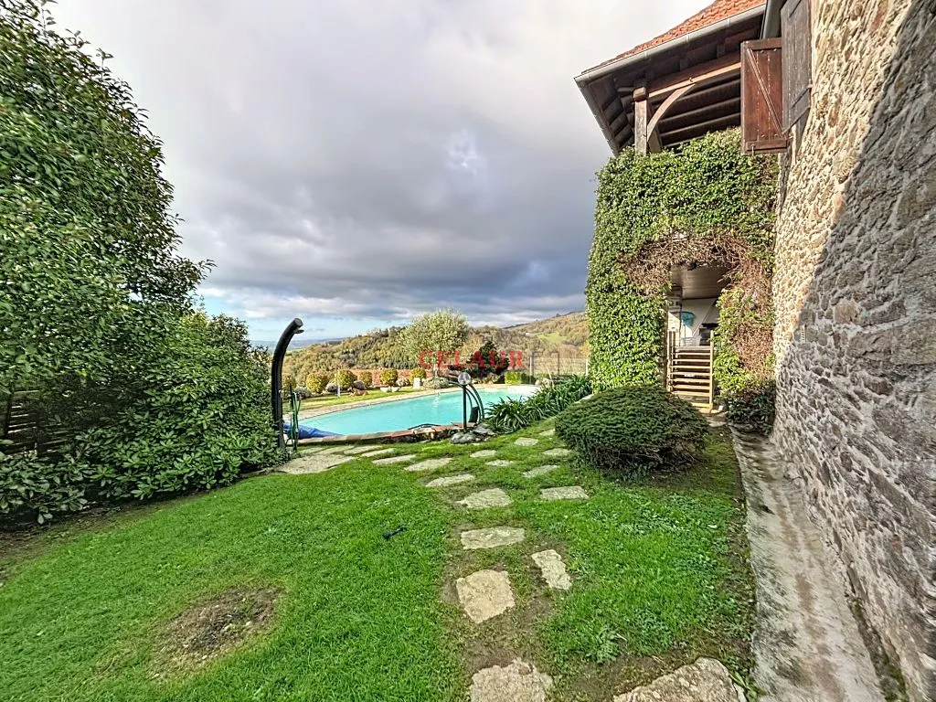 MAISON DE CARACTERE AVEC PISCINE ET VUE