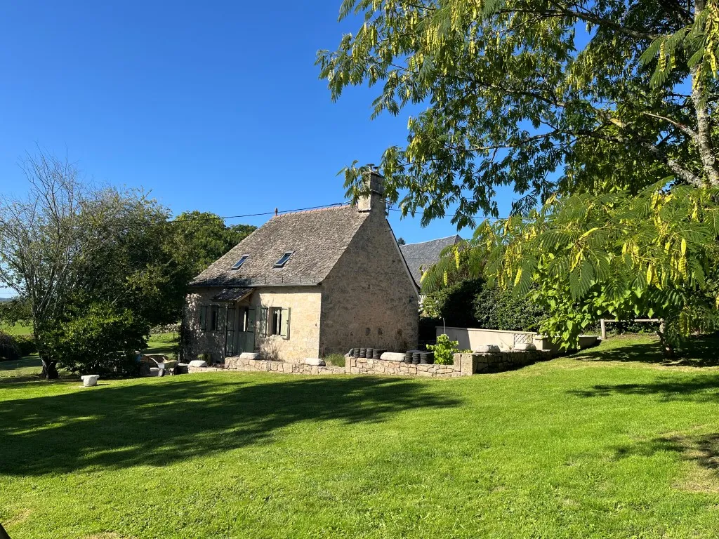 JOLIE MAISON DE CAMPAGNE AVEC TRES BEAU TERRAIN...