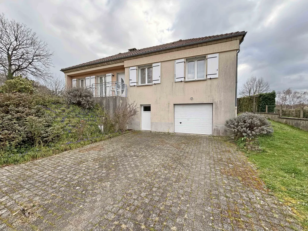 Maison avec garage et jardin