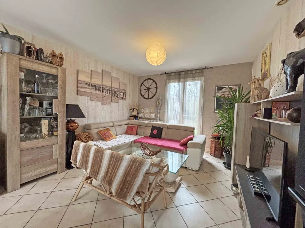 Maison avec garage et jardin