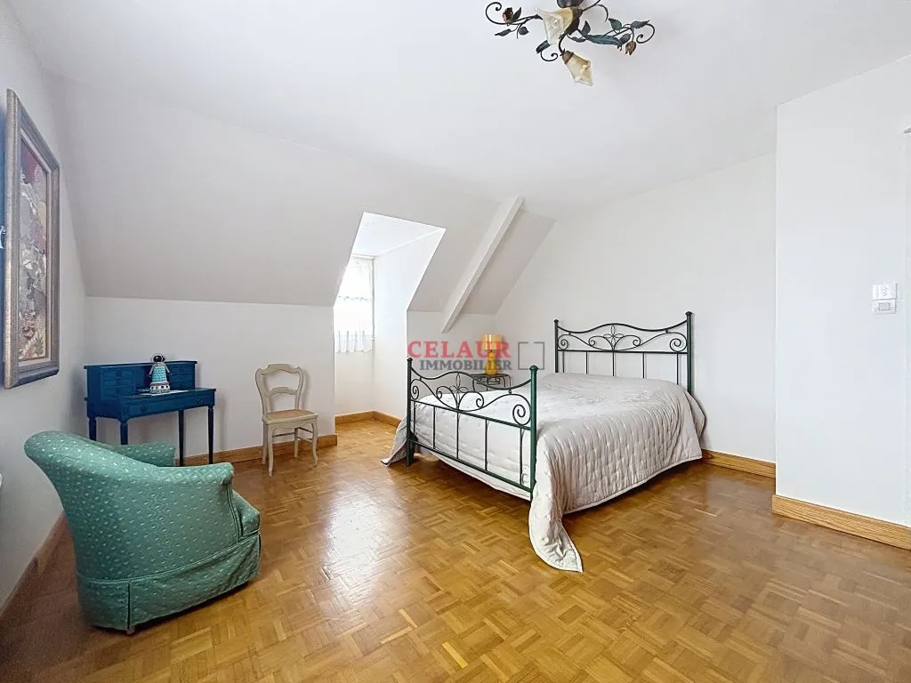 VASTE MAISON FAMILIALE AVEC PISCINE
