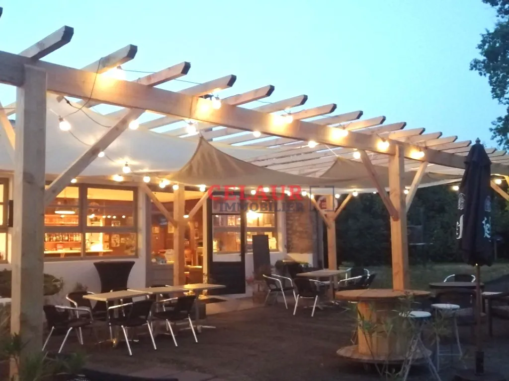 ENSEMBLE IMMOBILIER TOURISTIQUE AVEC FONDS DE COMMERCE SUR 77022m&sup2; DE TERRAIN