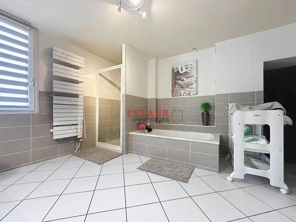 MAISON DE BOURG R&Eacute;NOV&Eacute;E &Agrave; LAGUENNE