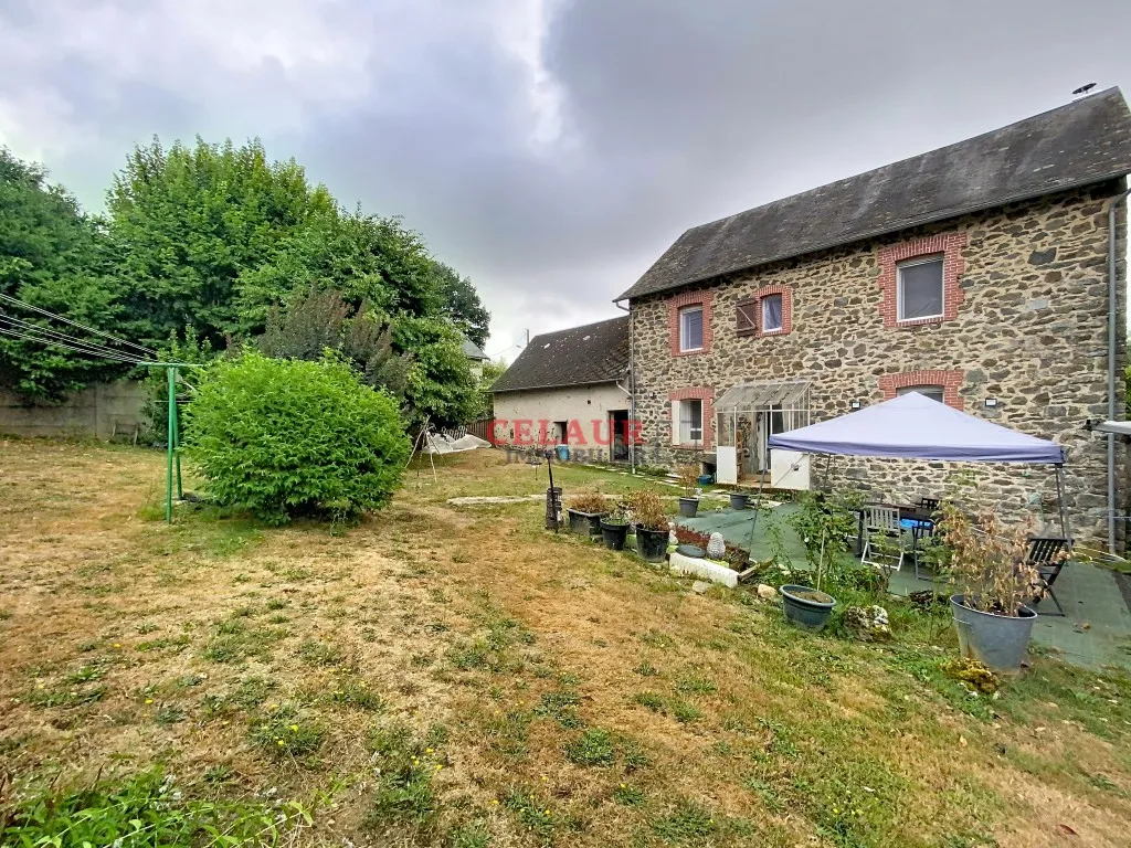 Maison en pierres et d&eacute;pendance